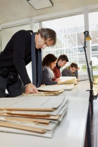 Peter Lüchinger und Studierende recherchieren im Staatsarchiv Bremen